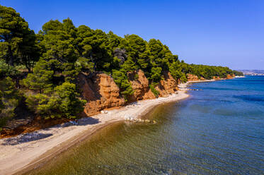 Griechenland, Sithonia, Luftaufnahme von Metamorfosi Beach im Sommer - RUNF04094