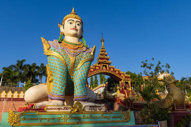 Myanmar, Staat Mon, Wächterstatue am Eingang des Klosters Pupawadoy - RUNF04097