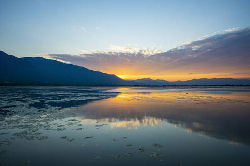 Kerkini-See bei Sonnenaufgang, Mazedonien, Griechenland - RUNF04113