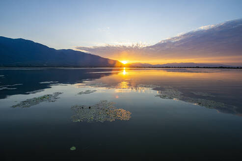 Kerkini-See bei Sonnenaufgang, Mazedonien, Griechenland - RUNF04114