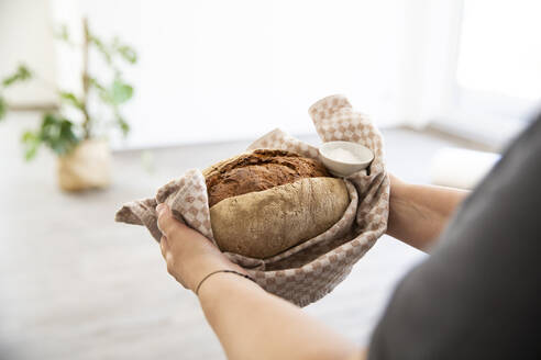 Nahaufnahme einer reifen Frau mit Brot und Salz in einem neuen Haus - MJFKF00567