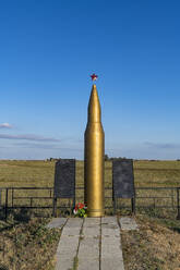 Russland, Republik Kalmückien, Riesiges goldfarbenes Gewehrkugeldenkmal - RUNF04123