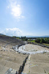 Griechenland, Ostmakedonien und Thrakien, Filippoi, Antikes Amphitheater in Philippi an einem sonnigen Tag - RUNF04129