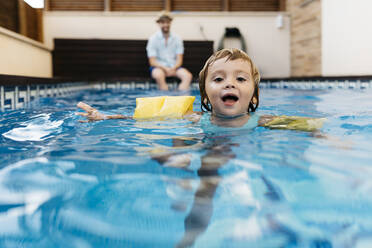 Kleines Mädchen im Schwimmbad, ihr Onkel am Beckenrand - JRFF04696