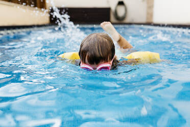 Kleines Mädchen taucht im Schwimmbad - JRFF04701