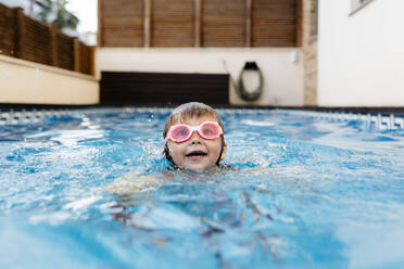 Kleines Mädchen mit Schwimmbrille im Schwimmbad - JRFF04702