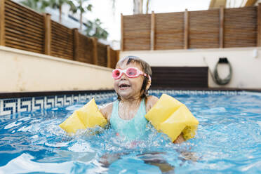 Kleines Mädchen mit Armbändern im Schwimmbad - JRFF04704