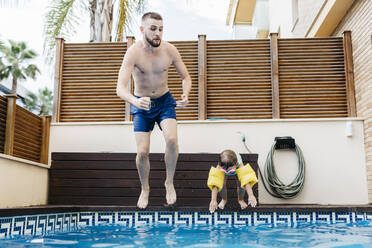 Kleines Mädchen springt mit Onkel ins Schwimmbad - JRFF04712