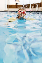 Kleines Mädchen mit Schwimmbrille im Schwimmbad - JRFF04713