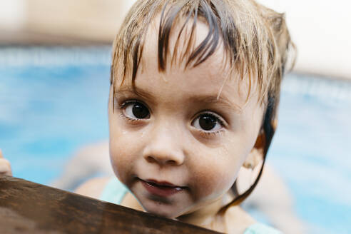 Porträt eines kleinen Mädchens am Pool - JRFF04719