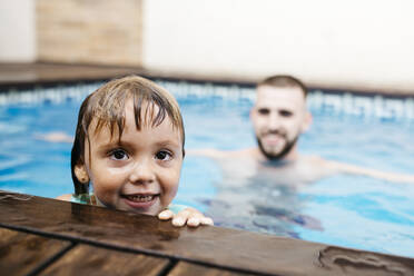 Kleines Mädchen mit ihrem Onkel im Schwimmbad - JRFF04720