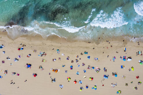 Spanien, Mallorca, Cala Mesquida, Luftaufnahme von Menschen, die sich am Strand von Cala Agulla im Sommer entspannen - AMF08433