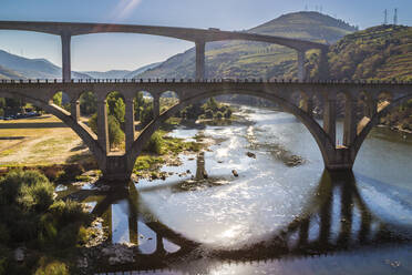 Portugal, Bezirk Porto, Porto, Brücken über den Fluss Douro - NGF00639