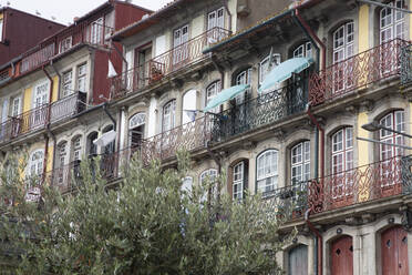 Portugal, Bezirk Porto, Porto, Balkone von bunten Stadthäusern - NGF00656