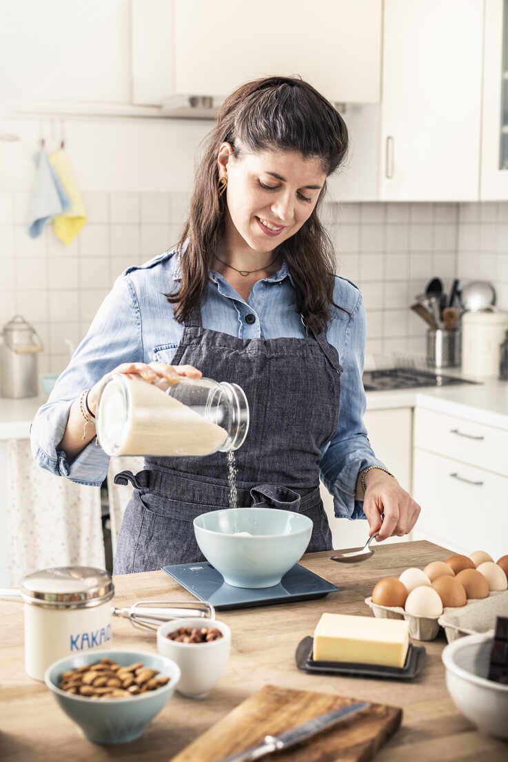https://us.images.westend61.de/0001447192pw/beautiful-woman-weighing-flour-on-kitchen-scale-for-baking-cake-at-home-MSUF00293.jpg