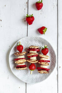 Teller mit Mini-Pfannkuchen mit Erdbeeren und Bananen - SARF04619