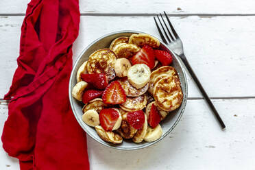 Schüssel mit Mini-Pfannkuchen mit Erdbeeren und Bananen - SARF04620