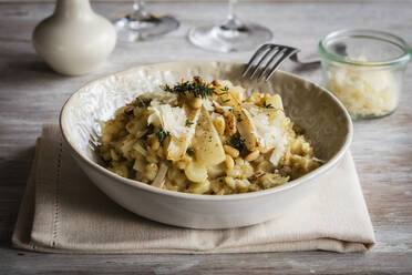 Schale mit verzehrfertigem Gerstenrisotto mit Schwarzwurzeln - EVGF03737