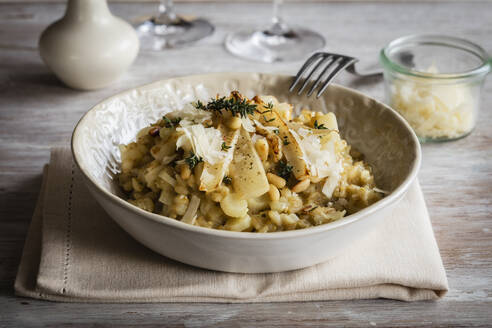 Schale mit verzehrfertigem Gerstenrisotto mit Schwarzwurzeln - EVGF03737