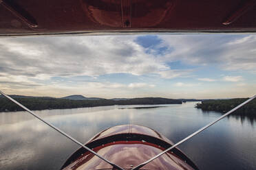 Blick aus dem Cockpit eines Oldtimer-Flugzeugs, das über den Kezar Lake in Main fliegt - CAVF88609