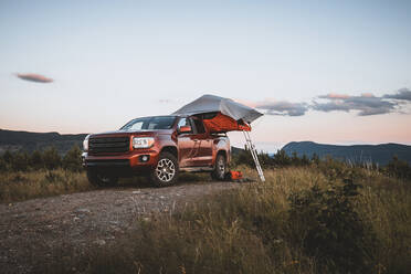 Roter Pick-up-Truck mit Dachzelt Camping in Maine Wälder mit Blick - CAVF88648