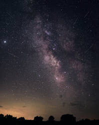 Die Milchstraße, eine nächtliche Landschaft, in der man auch die Perseiden sehen kann - CAVF88651