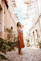 Blonde Frau in langem Rock mit Hut auf Mallorca, Sommerzeit. - CAVF88701