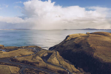 UK, Schottland, Luftaufnahme von Küstenstraßen auf der Isle of Skye - RSGF00253