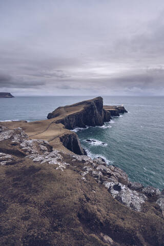 UK, Schottland, Bewölkter Himmel über der Halbinsel Neist Point, lizenzfreies Stockfoto