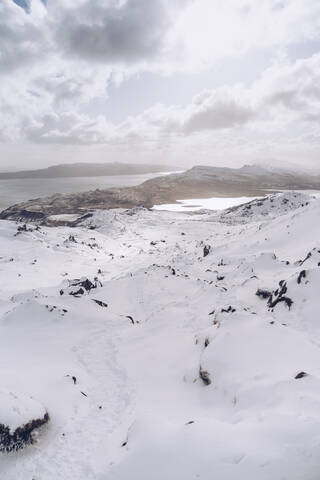 UK, Schottland, Luftaufnahme des schneebedeckten Storr Hill, lizenzfreies Stockfoto