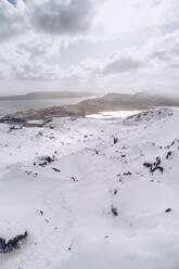 UK, Schottland, Luftaufnahme des schneebedeckten Storr Hill - RSGF00267