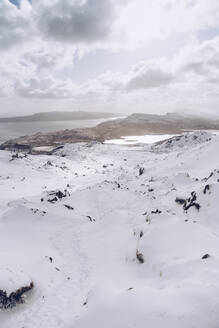 UK, Schottland, Luftaufnahme des schneebedeckten Storr Hill - RSGF00267