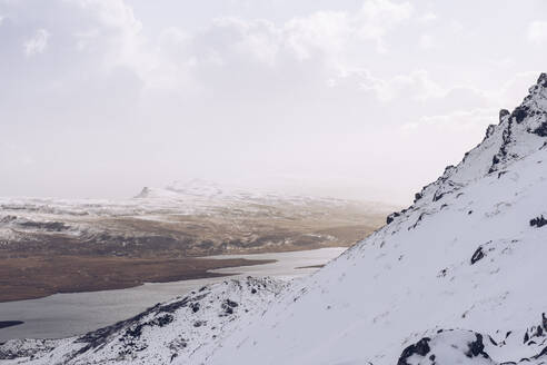UK, Schottland, Luftaufnahme des schneebedeckten Storr Hill - RSGF00269