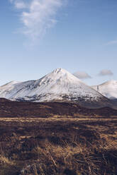 UK, Schottland, Die schneebedeckten Berge der Isle of Skye im Winter - RSGF00273