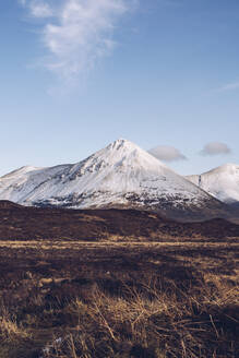UK, Schottland, Die schneebedeckten Berge der Isle of Skye im Winter - RSGF00273