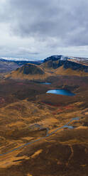 UK, Schottland, Drohnenansicht eines kleinen Sees inmitten der braunen Berglandschaft der Isle of Skye - RSGF00277