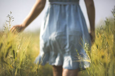 Junge Frau erkundet landwirtschaftliches Feld - ASCF01453