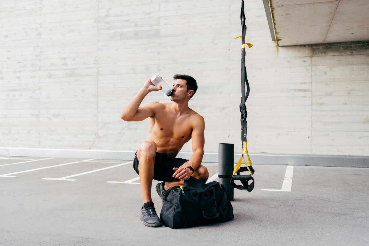 Foto de Naked shirtless fitness man doing push ups - muscular abs do Stock