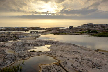 Schweden, Landkreis Vastra Gotaland, Grebbestad, Felsenlandschaft im Tjurpannans Naturreservat bei Sonnenuntergang - LBF03192