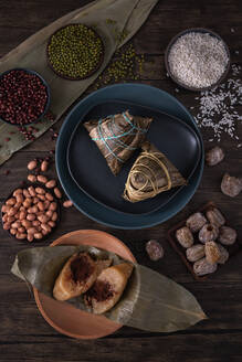 Traditionelle chinesische Reisknödel, Zongzi genannt, die üblicherweise während des traditionellen Drachenbootfestes im Juni gegessen werden. - ADSF14163