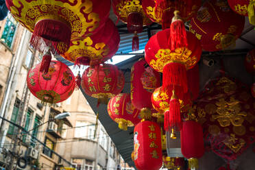 Von unten der traditionellen chinesischen Laternen hängen auf der Straße von Xiamen Stadt in China - ADSF14196