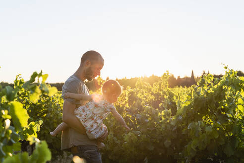 Vater und Tochter in den Weinbergen - GEMF04112