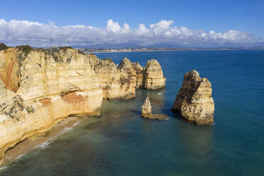 Portugal, Algarve, Lagos, Drohnenansicht der Landzunge Ponta da Piedade - RUEF03057