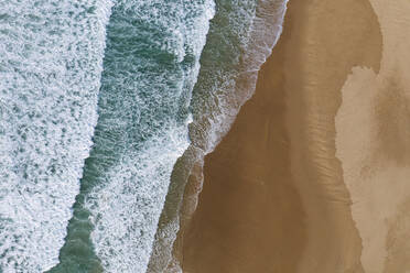 Portugal, Algarve, Drohnenansicht des Strandes Praia do Amado - RUEF03062