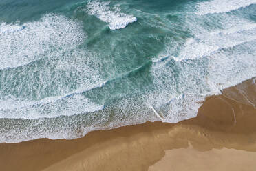 Portugal, Algarve, Drohnenansicht des Strandes Praia do Amado - RUEF03063