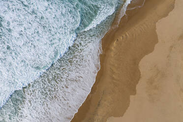 Portugal, Algarve, Drohnenansicht des Strandes Praia do Amado - RUEF03064