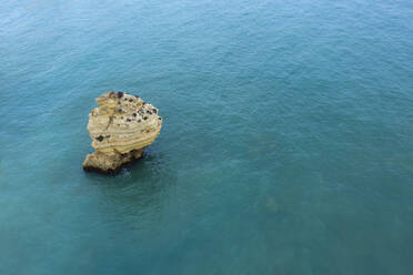 Portugal, Algarve, Lagoa, Drohnenansicht von Stack Rock im türkisfarbenen Wasser des Atlantiks - RUEF03065