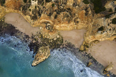 Portugal, Algarve, Lagoa, Drohnenansicht von Klippen und Strand am Praia da Marinha - RUEF03068