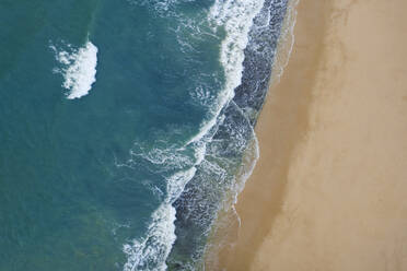 Portugal, Algarve, Drohnenansicht des Strandes Praia da Marinha - RUEF03071