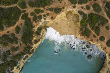 Portugal, Algarve, Lagoa, Drohnenansicht der Bucht und Klippen am Praia da Estaquinha - RUEF03074